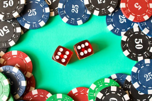 Pengguna ponsel meninjau deposit